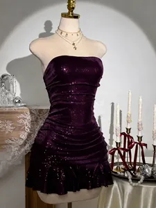 Robe courte moulante à paillettes violette sans bretelles sur un mannequin de couture