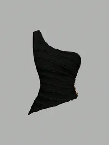 Dettaglio di top in maglia nera monospalla con trama a balze e dettaglio dorato
