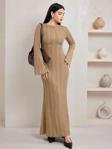 Robe en maille jacquard camel élégante avec manches cloche et ourlet sirène.