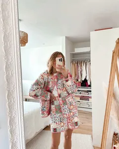 Ganzkörper-Spiegelselfie mit einem 3-teiligen Set aus geblümter Steppjacke, Weste und Rock