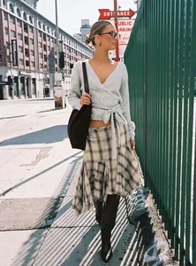 Hoch taillierter Karo-Midirock mit unregelmäßigem Patchwork-Saum im Streetstyle