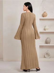 Vue arrière d'une élégante robe longue en tricot jacquard avec des manches cloche