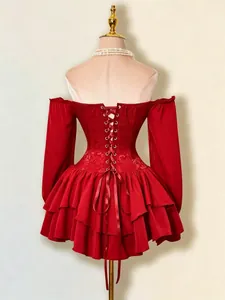 Vista posteriore dettagliata di un abito jacquard rosso scuro con dettaglio corsetto stringato.