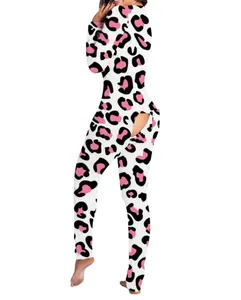 Detailansicht der Funktionsklappe an dem pinkfarbenen Leoparden-Onesie-Schlafanzug