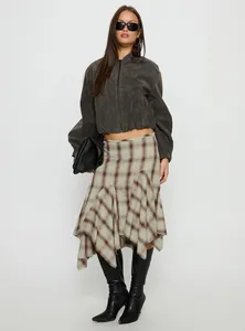 Vollansicht eines karierten High-Waist-Midirocks mit asymmetrischem Saum am Modell.