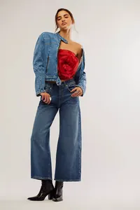 Top a fascia sexy con rosa 3D rossa indossato da modella con giacca di jeans