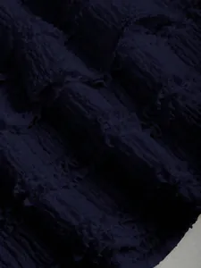 Texture dettagliata del tessuto increspato blu navy per set mini abito aderente