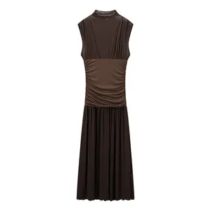 Detailansicht braunes ärmelloses Netzkleid mit Stehkragen und geraffter Taille