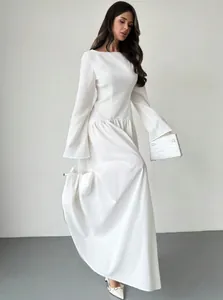 Elegante witte Franse maxi-jurk met boothals en een uitlopende A-lijn rok voor dames.