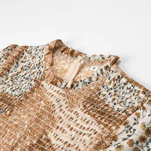 Détail d'une robe à fleurs avec col à volants et texture de corsage froncé