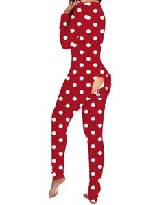 Detailansicht eines roten gepunkteten Overalls für Erwachsene mit funktionaler Gesäßklappe