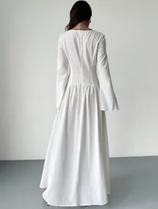 Gedetailleerd achteraanzicht van een elegante witte Franse maxi-jurk met lange mouwen.