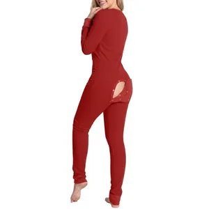 Funktionale Knopfklappe Detail am roten langärmeligen Jumpsuit-Schlafanzug für Erwachsene