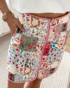 Detailansicht des gesteppten Minirocks im Patchwork-Blumendesign mit rosa Reißverschluss
