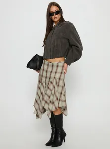 Eleganter karierter Midi-Rock mit hoher Taille und unregelmäßigem, asymmetrischem Saum