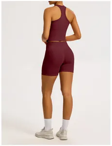 Vue arrière d'un haut de yoga sans couture et d'un short de cycliste bordeaux assorti