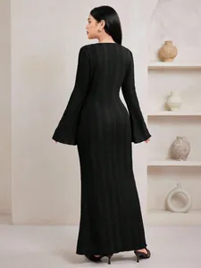 Vue arrière d'une robe longue noire en maille jacquard avec des manches cloches