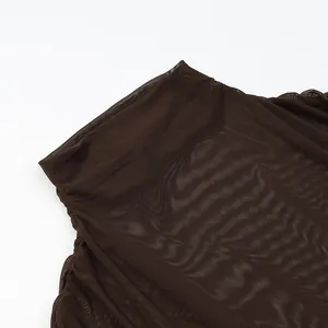 Nahaufnahme des braunen Netzkeids mit hohem Kragen und gerafften Texturdetails.
