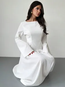 Elegante witte maxi-jurk in Franse stijl met boothals en lange mouwen van wafelstof