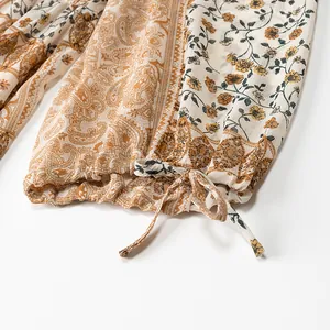 Détail de la manche à imprimé cachemire bohème avec poignet réglable à nœud papillon