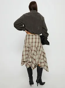 Rückansicht eines karierten Midi-Rocks mit unregelmäßigem Saum und hoher Taille.