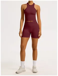 Ensemble de yoga sans couture bordeaux avec débardeur dos nageur et short cycliste