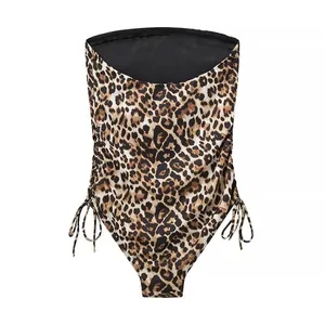 Dettaglio del costume intero a fascia con stampa leopardata e lacci laterali regolabili.