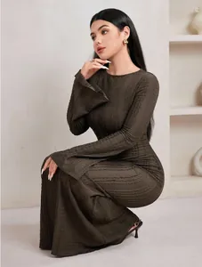 Détail de profil d'une élégante robe longue en maille jacquard marron à manches