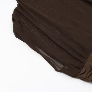 Nahaufnahme zeigt Textur und Naht eines braunen ärmellosen Kleids aus Stretch-Mesh
