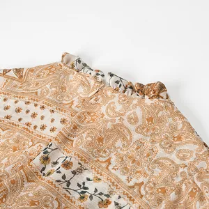 Vue détaillée d'une robe imprimé cachemire avec col volanté et fermeture éclair