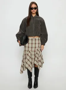 Karierter Midi-Rock mit hoher Taille und einem asymmetrischen Rüschensaum-Design.