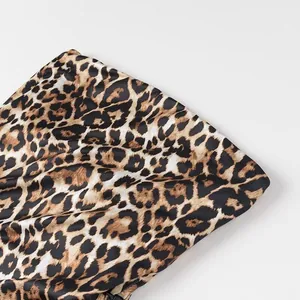 Vista ravvicinata della trama del tessuto leopardato e delle cuciture su una tuta a fascia.