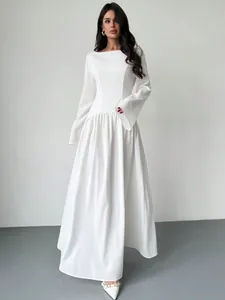 Elegante witte maxi-jurk met boothals, lange mouwen en een geplooide A-lijn rok voor dames