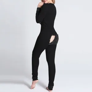 Detailansicht eines schwarzen gerippten Damen-Jumpsuits mit funktionaler Knopfklappe.