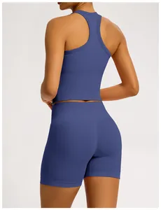 Vue arrière d'un débardeur de yoga bleu sans couture et d'un short de sport assorti