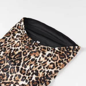 Primo piano del costume leopardato con trama del tessuto ed etichetta della taglia M.