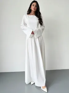 Elegante witte maxi-jurk met boothals, lange mouwen en een getailleerd A-lijn silhouet.