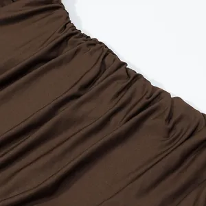 Detailansicht des dunkelbraunen, gerüschten Netzstoffs an einem Kleid