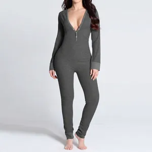 Vorderansicht eines grauen, langärmeligen Slim-Fit-Jumpsuits mit tiefem V-Ausschnitt und Knöpfen.