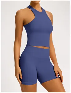Gros plan d'un ensemble de yoga bleu sans couture montrant la texture du tissu côtelé.