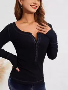 Elegante maglia a maniche lunghe in maglia a costine nera aderente con scollo a bottoni