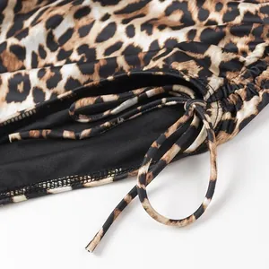 Primo piano dei dettagli della coulisse e dell'arricciatura su un costume leopardato