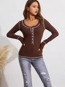 Maglia a coste marrone a maniche lunghe con cuciture bianche a contrasto e bottoni