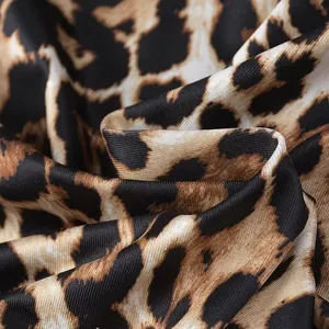 Dettaglio ravvicinato di tessuto leopardato di alta qualità con trama e motivo lisci.
