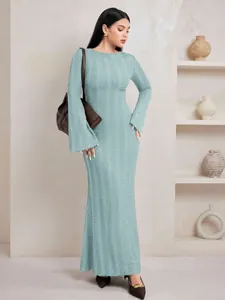Robe longue élégante en maille jacquard vert menthe avec manches évasées et coupe sirène