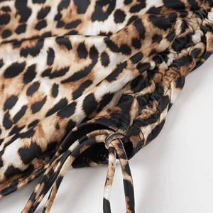 Dettaglio di un costume da bagno sexy con stampa leopardata e coulisse regolabile