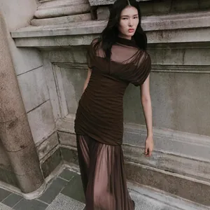 Elegantes mochkabraunes gerafftes Netzkleid mit Stehkragen und modischem ärmellosem Design