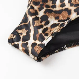 Primo piano di un costume da bagno leopardato che mostra cuciture e trama del tessuto
