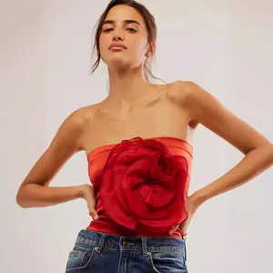 Top a fascia rosso sexy senza spalline con un grande fiore 3D decorativo da donna