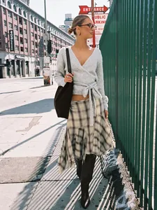 Falda midi de cuadros de talle alto con dobladillo asimétrico para un estilo casual de calle